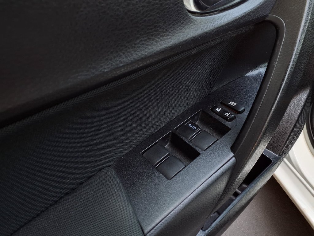 Used 2017 Toyota Corolla LE w/ Carpet Mat Package (TMS) FWD image 20
