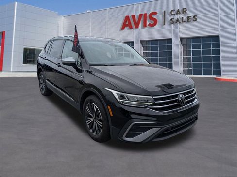 Used 2024 Volkswagen Tiguan SE image 3