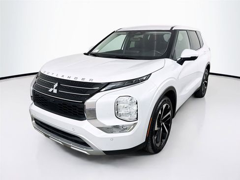 Used 2024 Mitsubishi Outlander SE image 1