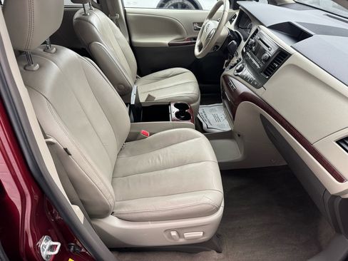 Used 2014 Toyota Sienna XLE image 11