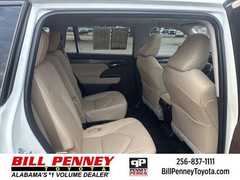 Used 2021 Toyota Highlander Limited image 16