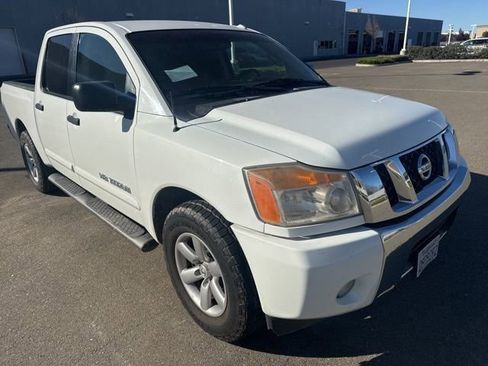 Used 2014 Nissan Titan SV w/ SV Value Truck Package image 4