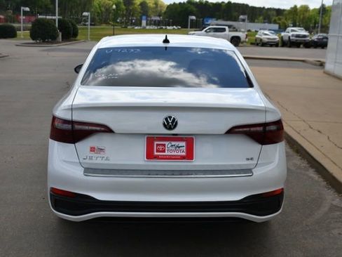 Used 2024 Volkswagen Jetta SE image 4