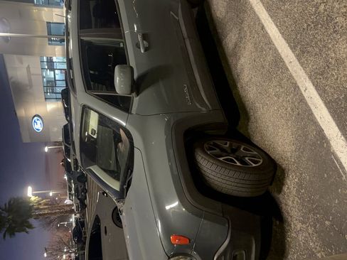 Used 2018 Jeep Renegade Latitude w/ UConnect 8.4 Nav Group image 1