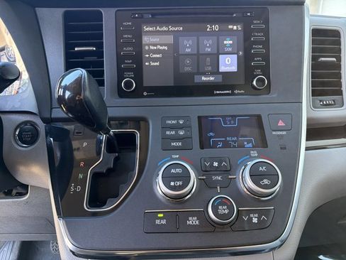 Used 2018 Toyota Sienna XLE image 18