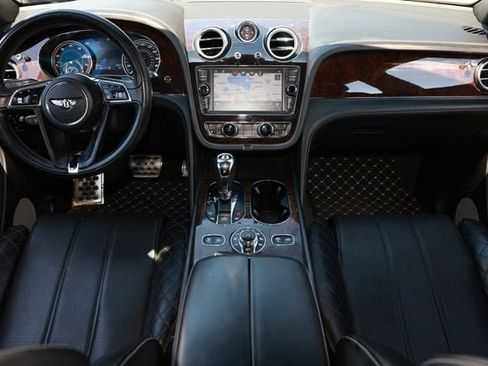 Used 2018 Bentley Bentayga AWD/4WD image 24