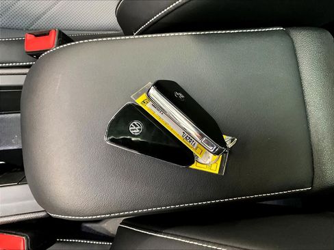 Used 2025 Volkswagen Tiguan SE w/ Panoramic Sunroof Package image 12