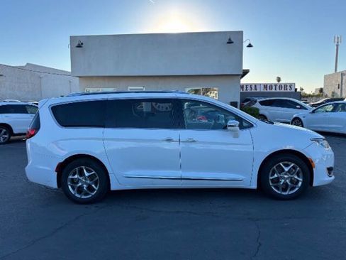 Used 2018 Chrysler Pacifica Limited image 2