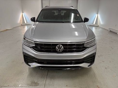 Used 2022 Volkswagen Tiguan SE R-Line image 2