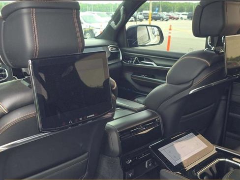 Used 2023 Jeep Grand Wagoneer Series III w/ Rear Seat Video Group 1 AWD/4WD image 9