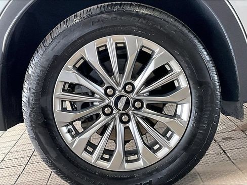 Used 2025 Cadillac XT4 Premium Luxury FWD image 35