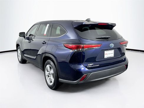 Used 2022 Toyota Highlander LE FWD image 2