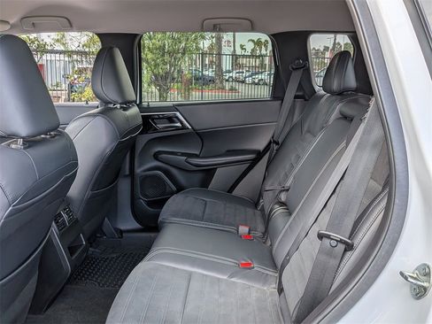 Used 2022 Mitsubishi Outlander SE image 30