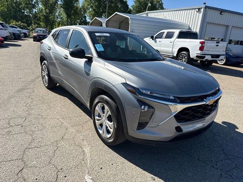 Used 2024 Chevrolet Trax LS w/ Driver Confidence Package FWD image 4