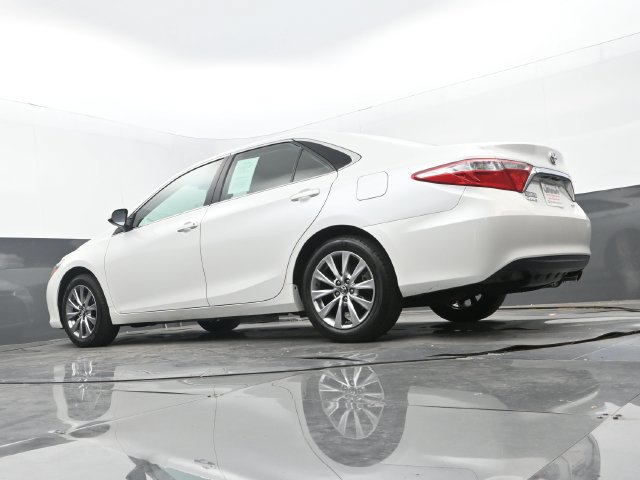 Used 2017 Toyota Camry XLE w/ Moonroof Package FWD image 25