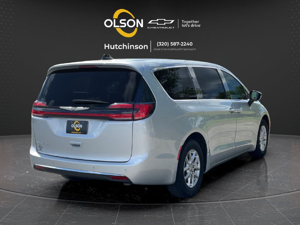 Used 2024 Chrysler Pacifica Touring-L FWD image 13