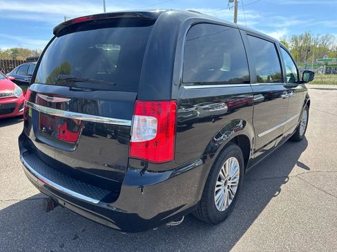 Used 2014 Chrysler Town & Country Touring-L w/ Driver Convenience Group FWD image 5