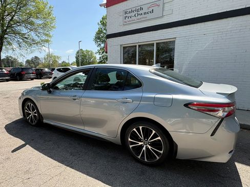 Used 2019 Toyota Camry SE image 6