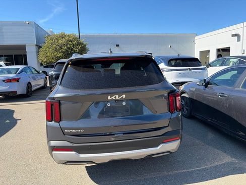 Used 2024 Kia Sorento S FWD image 5