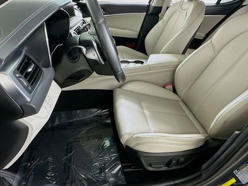 Used 2021 Genesis G70 2.0T image 9