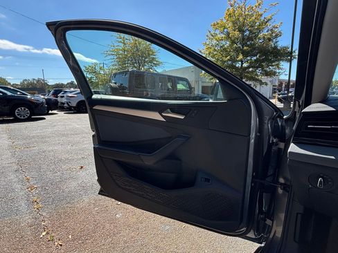 Used 2025 Volkswagen Jetta SE image 20