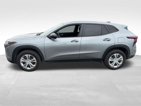 Used 2025 Chevrolet Trax LS FWD image 4