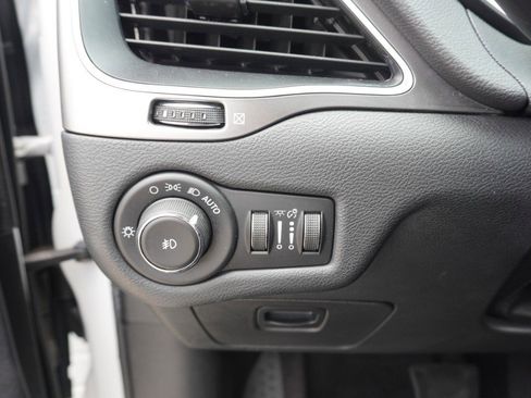 Used 2019 Jeep Cherokee Latitude Plus FWD image 21