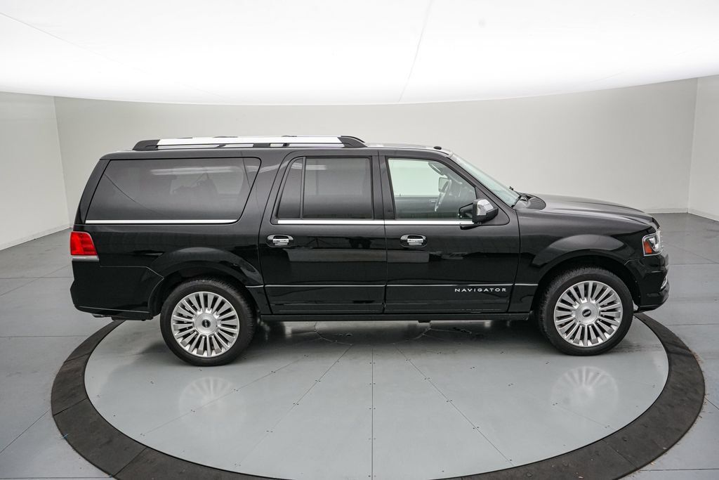 Used 2017 Lincoln Navigator L Reserve AWD/4WD image 3