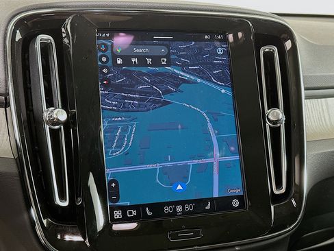 Used 2025 Volvo XC40 B5 Plus image 22