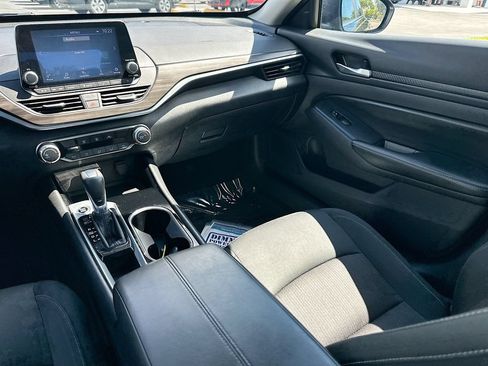 Used 2024 Nissan Altima 2.5 SV FWD image 21