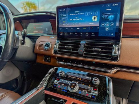 Used 2022 Lincoln Navigator Reserve image 10