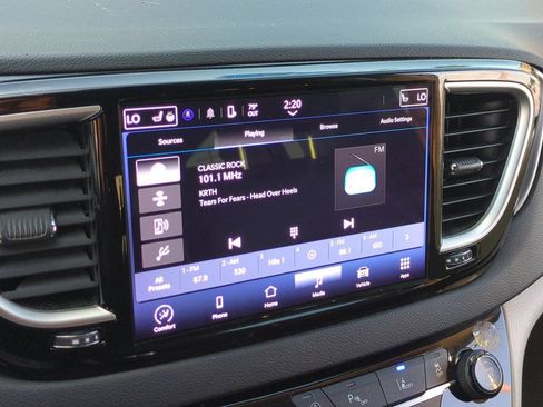 Used 2024 Chrysler Pacifica Touring-L FWD image 13