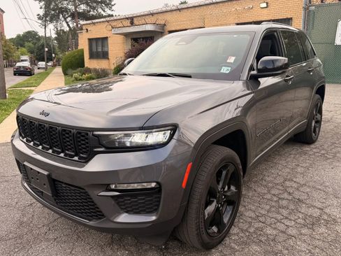 Used 2024 Jeep Grand Cherokee Limited w/ Black Appearance Package AWD/4WD image 1
