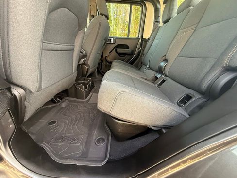 Certified 2025 Jeep Gladiator Sport image 29