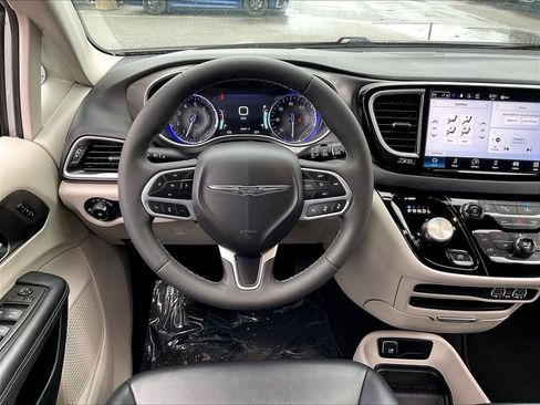 Used 2024 Chrysler Pacifica Touring-L image 17
