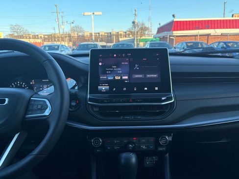 Used 2025 Jeep Compass Trailhawk image 17