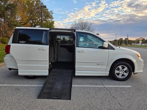 Used 2012 Dodge Grand Caravan SXT image 13