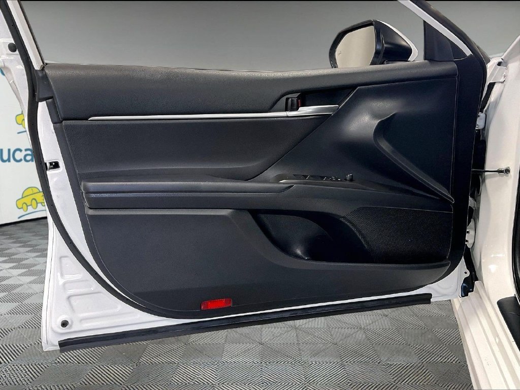 Used 2021 Toyota Camry SE w/ Cold Weather Package FWD image 9