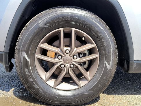 Used 2016 Jeep Grand Cherokee Laredo 75th Anniversary image 12