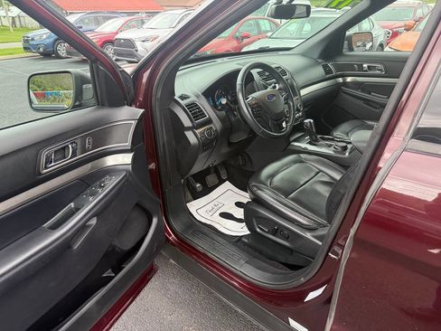 Used 2019 Ford Explorer XLT w/ Equipment Group 202A AWD/4WD image 6