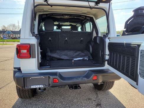 Used 2025 Jeep Wrangler Unlimited Sahara AWD/4WD image 21