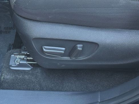 Used 2025 Toyota Highlander LE image 22