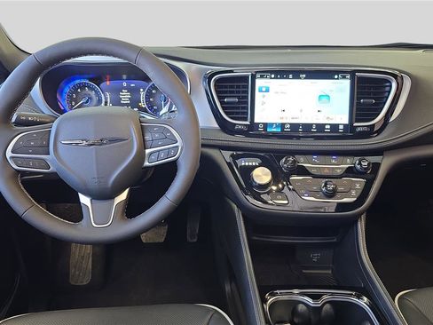 Used 2026 Chrysler Pacifica Limited image 9