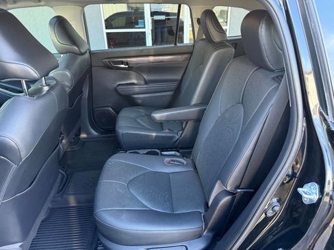 Used 2021 Toyota Highlander Limited image 18
