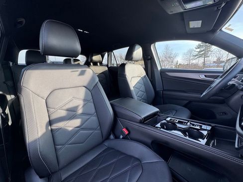 Used 2024 Volkswagen Atlas Cross Sport SE image 30