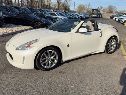 Used 2014 Nissan 370Z Touring image 8