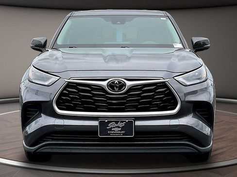 Used 2023 Toyota Highlander L FWD image 2