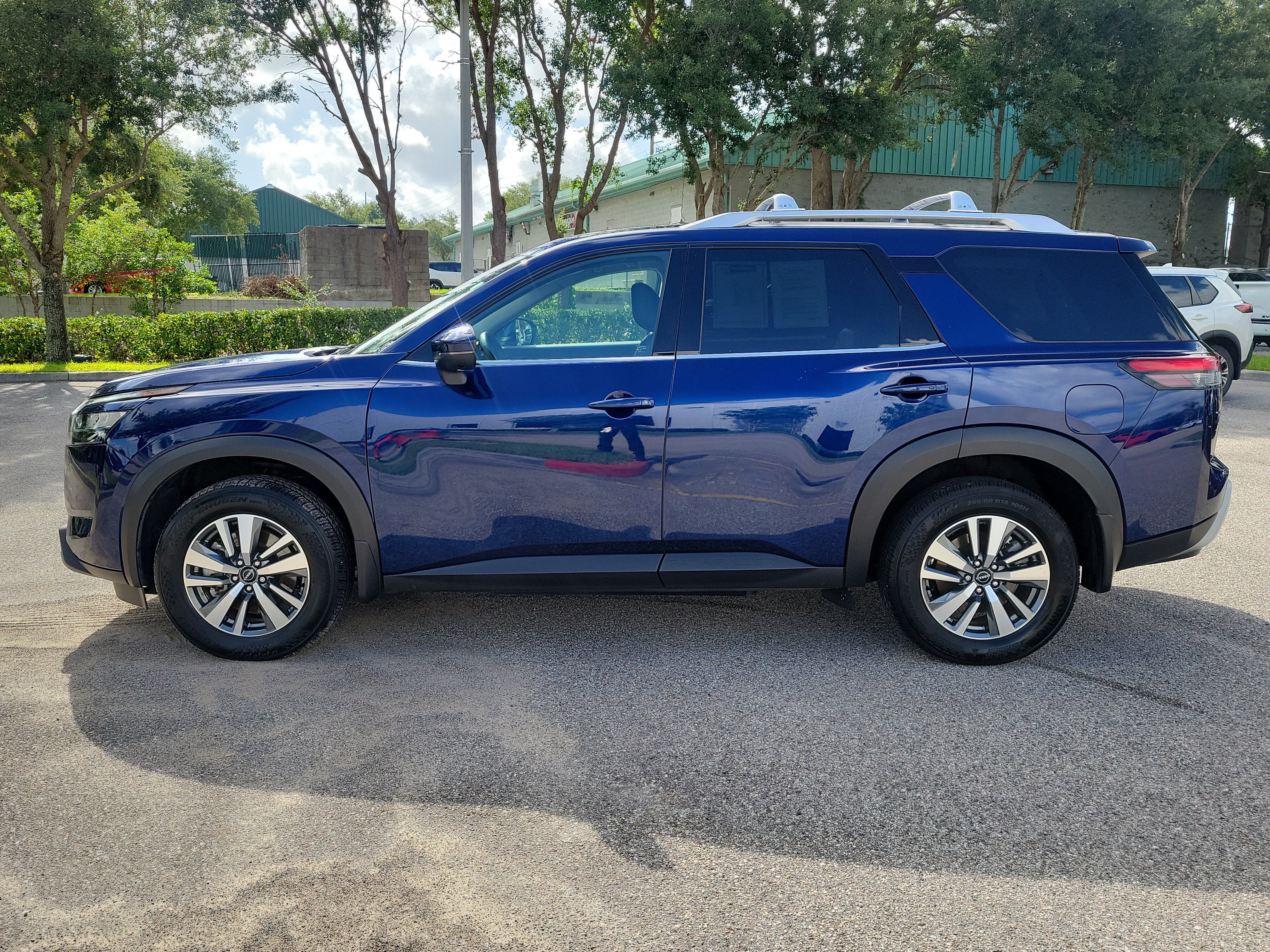 Certified 2025 Nissan Pathfinder SL FWD image 9