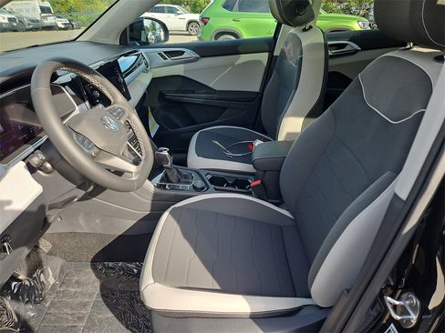 New 2025 Volkswagen Taos SE image 19