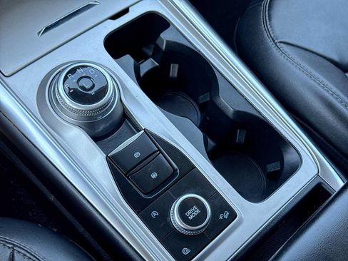 Used 2022 Ford Explorer XLT w/ Equipment Group 202A AWD/4WD image 32